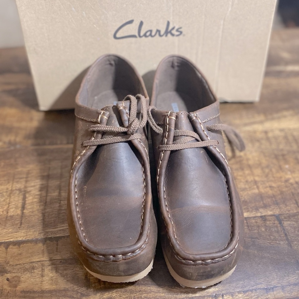 Clarks leather brown & size is 8 in women